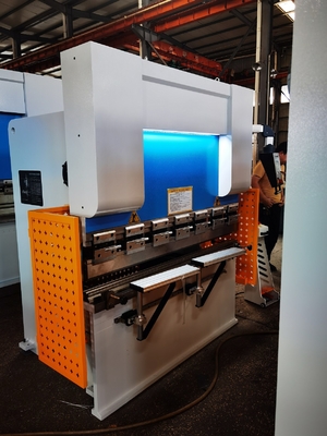 7.5KW máy phanh CNC áp lực thủy lực thép nhẹ 400mm Trọng lượng 7000kg